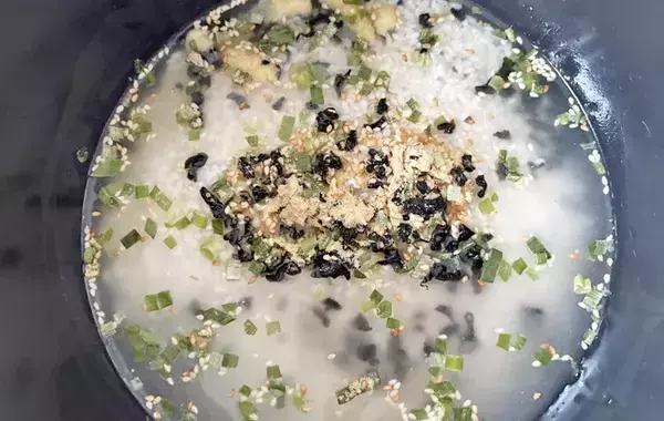 炊飯器に2袋入れてみて！　子供が黙々と食べた炊き込みご飯、味付けに使ったのは？