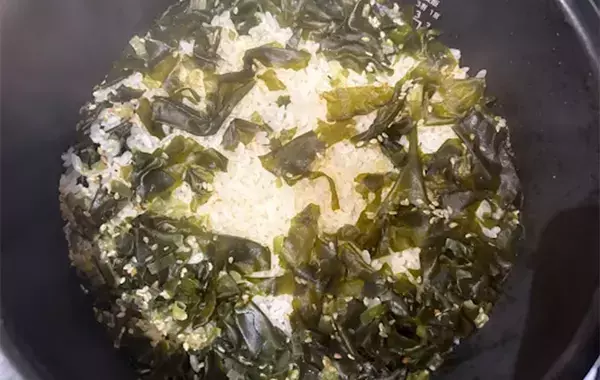 炊飯器に2袋入れてみて！　子供が黙々と食べた炊き込みご飯、味付けに使ったのは？