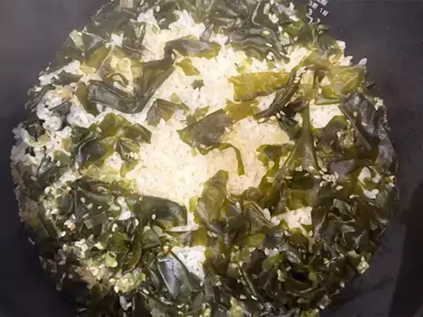 炊飯器に2袋入れてみて！　子供が黙々と食べた炊き込みご飯、味付けに使ったのは？