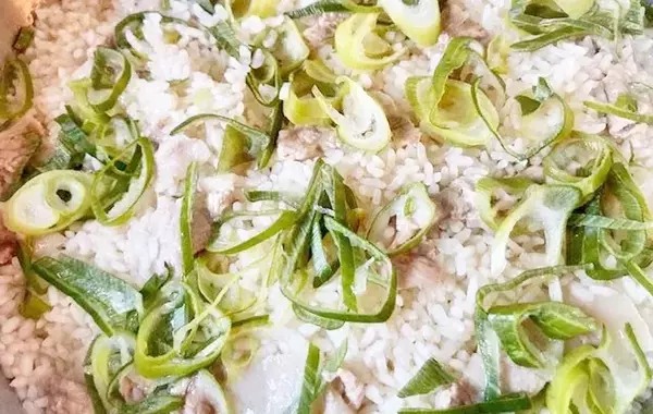 長ネギの『青い部分』捨てないで！　めんつゆと豚肉で作る、炊き込みご飯レシピ