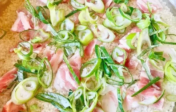 長ネギの『青い部分』捨てないで！　めんつゆと豚肉で作る、炊き込みご飯レシピ