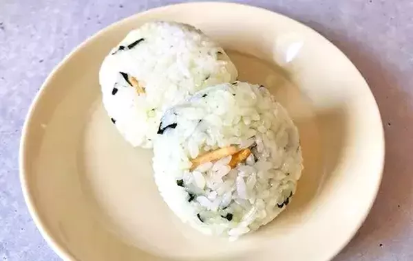 【調理時間3分】お茶漬けの素をご飯に混ぜるだけ　絶品おにぎりの作り方に「家族がリピ要望」