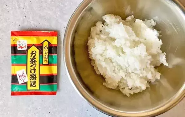 【調理時間3分】お茶漬けの素をご飯に混ぜるだけ　絶品おにぎりの作り方に「家族がリピ要望」