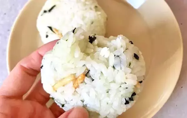 【調理時間3分】お茶漬けの素をご飯に混ぜるだけ　絶品おにぎりの作り方に「家族がリピ要望」