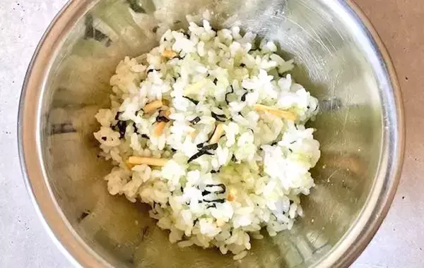 【調理時間3分】お茶漬けの素をご飯に混ぜるだけ　絶品おにぎりの作り方に「家族がリピ要望」