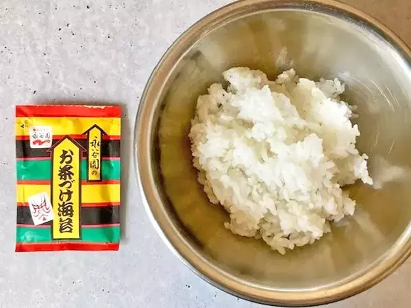 【調理時間3分】お茶漬けの素をご飯に混ぜるだけ　絶品おにぎりの作り方に「家族がリピ要望」