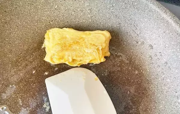 家に玉子焼き器がない！　代用のコツに「ちゃんとできた」「厚みもある」