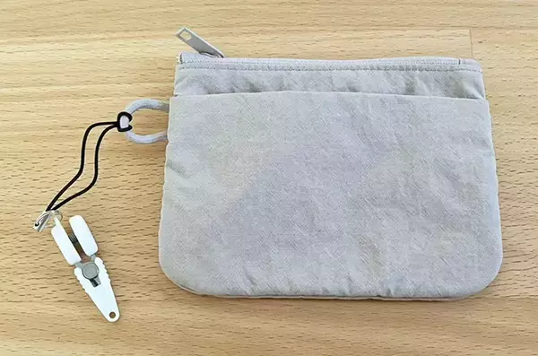 ダイソーで見つけた『謎のストラップ』　ポーチにつけておくだけで、外出中の“困った”が消えた！