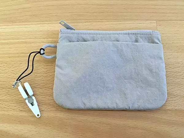 ダイソーで見つけた『謎のストラップ』　ポーチにつけておくだけで、外出中の“困った”が消えた！