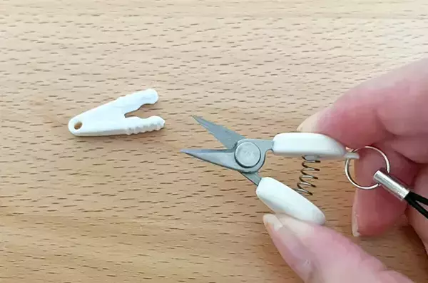 ダイソーで見つけた『謎のストラップ』　ポーチにつけておくだけで、外出中の“困った”が消えた！