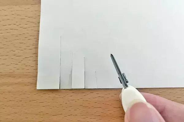 ダイソーで見つけた『謎のストラップ』　ポーチにつけておくだけで、外出中の“困った”が消えた！