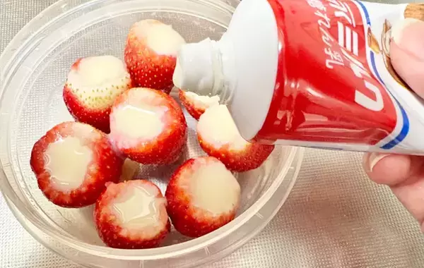 材料2つだけ！　すっぱいイチゴを甘く食べる方法に「家族がハマった！」