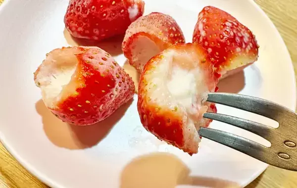 材料2つだけ！　すっぱいイチゴを甘く食べる方法に「家族がハマった！」