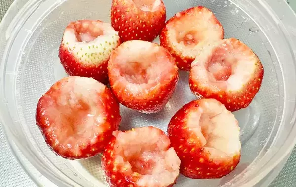 材料2つだけ！　すっぱいイチゴを甘く食べる方法に「家族がハマった！」