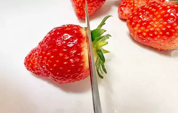 材料2つだけ！　すっぱいイチゴを甘く食べる方法に「家族がハマった！」