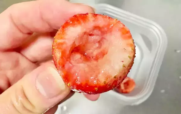 材料2つだけ！　すっぱいイチゴを甘く食べる方法に「家族がハマった！」