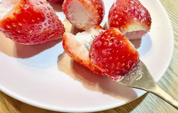 材料2つだけ！　すっぱいイチゴを甘く食べる方法に「家族がハマった！」