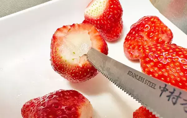 材料2つだけ！　すっぱいイチゴを甘く食べる方法に「家族がハマった！」