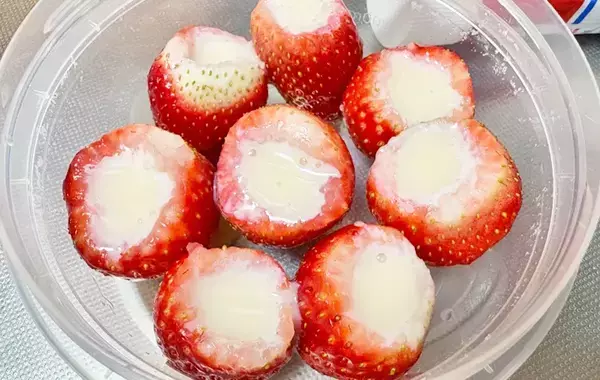 材料2つだけ！　すっぱいイチゴを甘く食べる方法に「家族がハマった！」