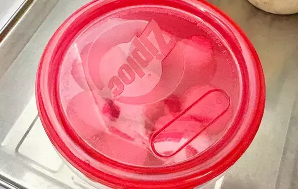 材料2つだけ！　すっぱいイチゴを甘く食べる方法に「家族がハマった！」