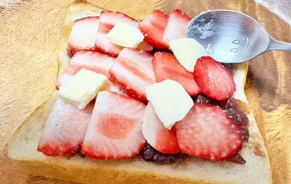 食パンに食べ飽きた時はこれ！　子どもが喜ぶ『イチゴ大福風トースト』アレンジ術