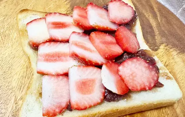 食パンに食べ飽きた時はこれ！　子どもが喜ぶ『イチゴ大福風トースト』アレンジ術