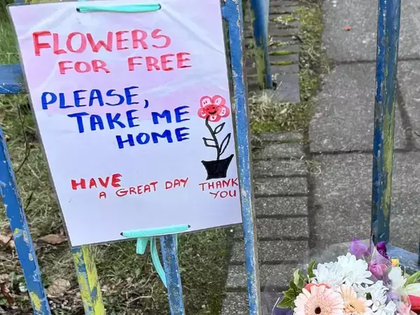 丁寧に包まれた『無料の花』　夫婦の行動に「気持ちがこもってる」「こういう優しさ好き」