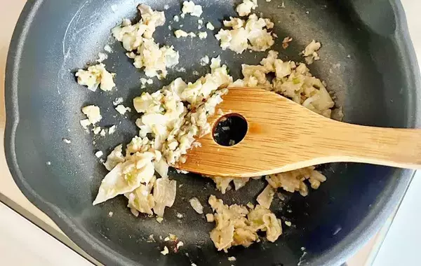 【味つけは塩だけ】冷凍餃子をストックしたくなる！　簡単絶品チャーハンを作ってみた