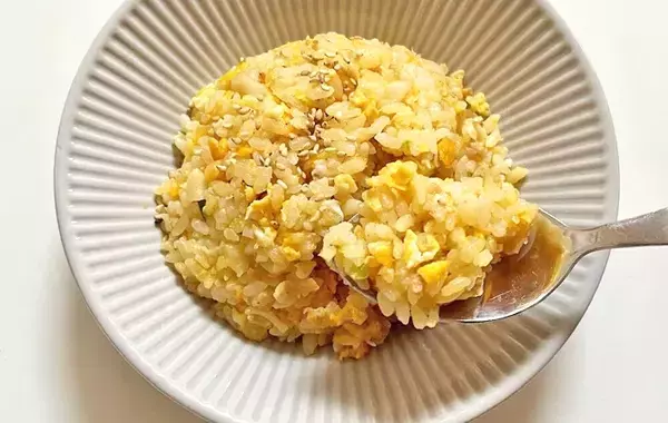 【味つけは塩だけ】冷凍餃子をストックしたくなる！　簡単絶品チャーハンを作ってみた