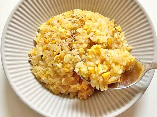 【味つけは塩だけ】冷凍餃子をストックしたくなる！　簡単絶品チャーハンを作ってみた