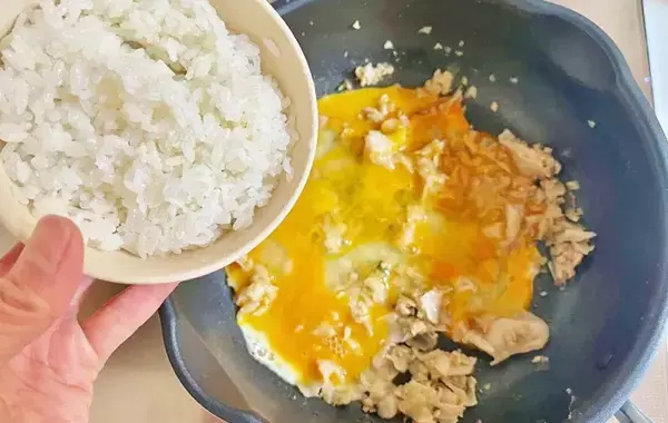 【味つけは塩だけ】冷凍餃子をストックしたくなる！　簡単絶品チャーハンを作ってみた