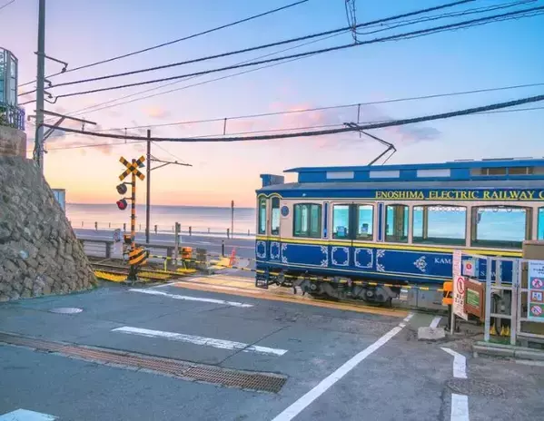 早朝の江ノ電を撮った1枚　無人の車内を見ると？「ジュール・ヴェルヌの世界」「美しい」