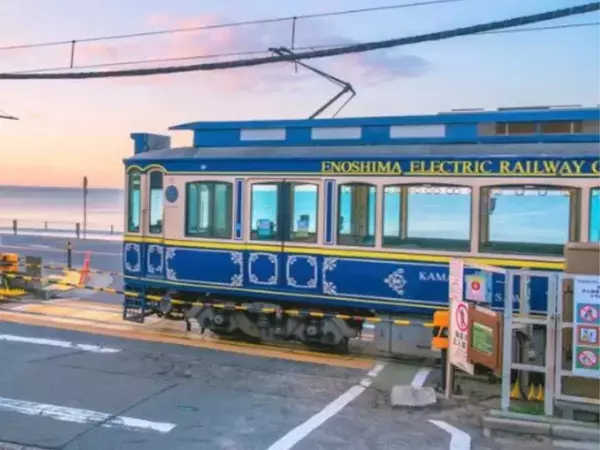 早朝の江ノ電を撮った1枚　無人の車内を見ると？「ジュール・ヴェルヌの世界」「美しい」