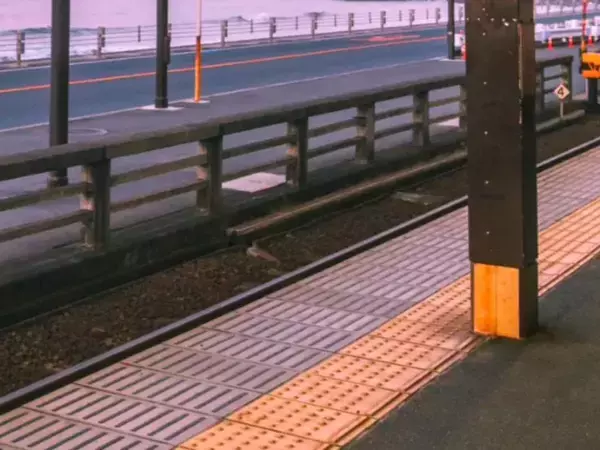 早朝の鎌倉高校前駅　ホームからの絶景に「美しい…」「1日頑張れそう」