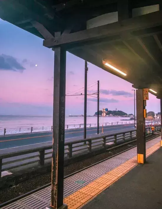 早朝の鎌倉高校前駅　ホームからの絶景に「美しい…」「1日頑張れそう」