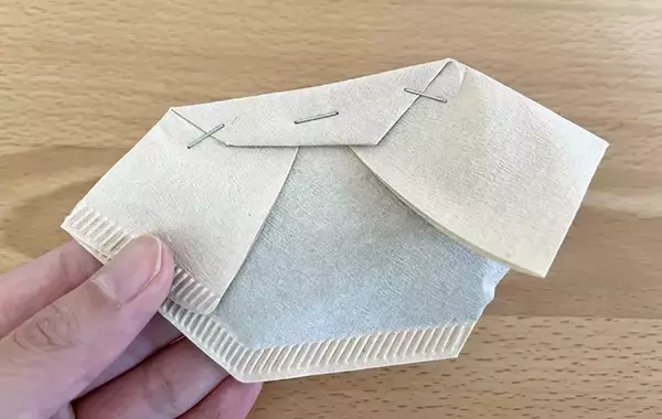 古くて飲めなくなった紅茶の茶葉、靴に入れてみたら…　3日後の変化にびっくり！