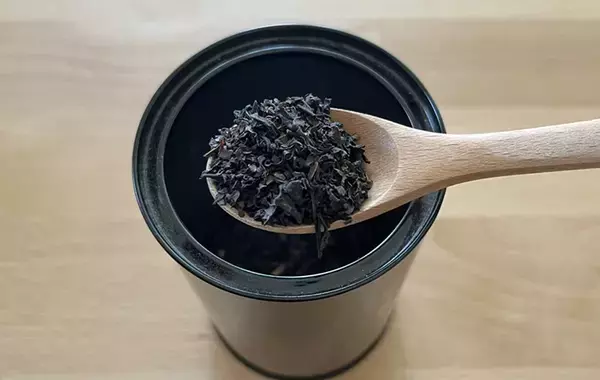 古くて飲めなくなった紅茶の茶葉、靴に入れてみたら…　3日後の変化にびっくり！