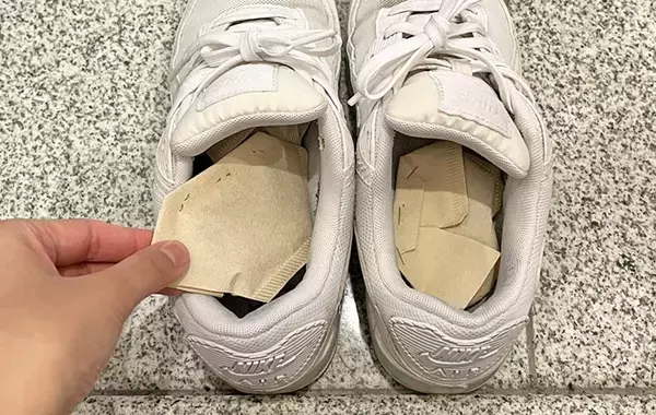 古くて飲めなくなった紅茶の茶葉、靴に入れてみたら…　3日後の変化にびっくり！