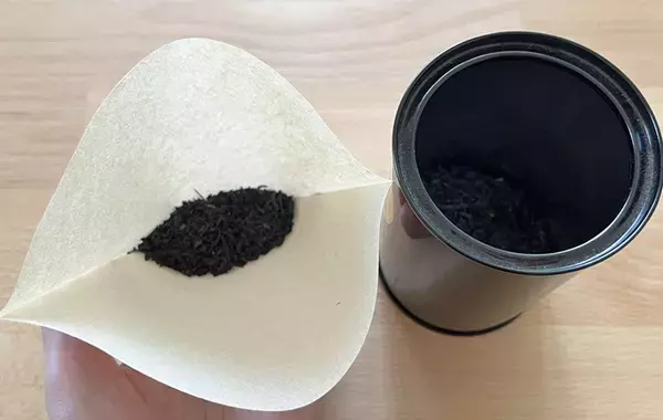 古くて飲めなくなった紅茶の茶葉、靴に入れてみたら…　3日後の変化にびっくり！