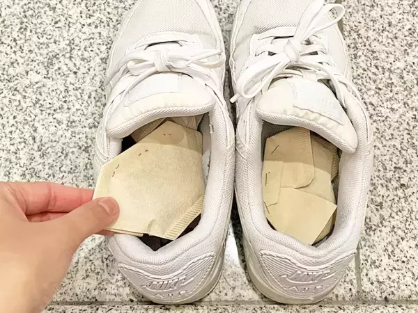 古くて飲めなくなった紅茶の茶葉、靴に入れてみたら…　3日後の変化にびっくり！