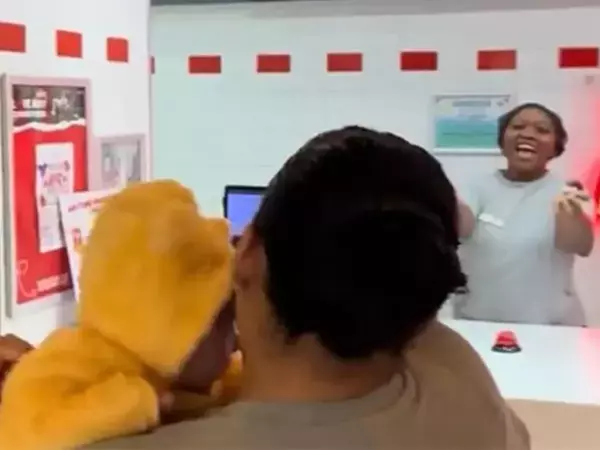 ケンタッキーに通い続けた妊婦　赤ちゃんと再訪した瞬間…店員たちの反応に「愛があふれてる」「泣ける」