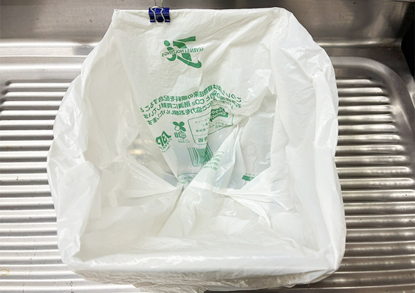 調理中に出るゴミ、いちいち捨てるのが面倒　ブックエンドで作れる『簡易ゴミ箱』で作業効率アップ