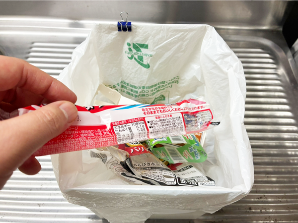 調理中に出るゴミ、いちいち捨てるのが面倒　ブックエンドで作れる『簡易ゴミ箱』で作業効率アップ