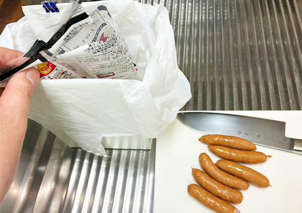 調理中に出るゴミ、いちいち捨てるのが面倒　ブックエンドで作れる『簡易ゴミ箱』で作業効率アップ