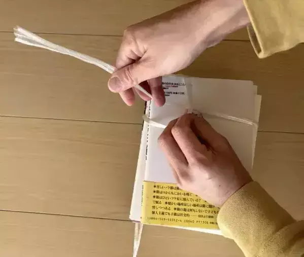 ビニールひもは十字に置いて！　本をガッチリ固定して『一発』でほどく方法に救われた