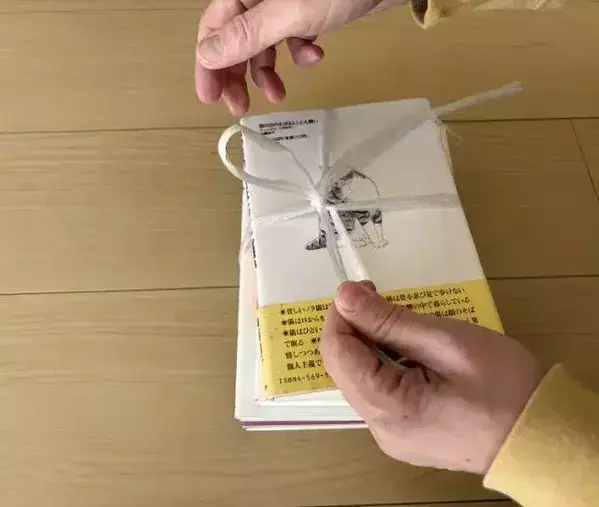 ビニールひもは十字に置いて！　本をガッチリ固定して『一発』でほどく方法に救われた