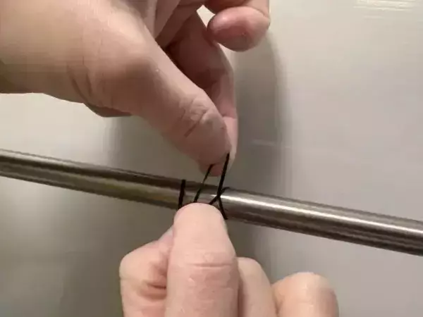 使うのは「100均のヘアゴム」だけ！　S字フックの落下を防ぐ『仕掛け』が目からウロコ