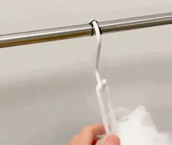 使うのは「100均のヘアゴム」だけ！　S字フックの落下を防ぐ『仕掛け』が目からウロコ