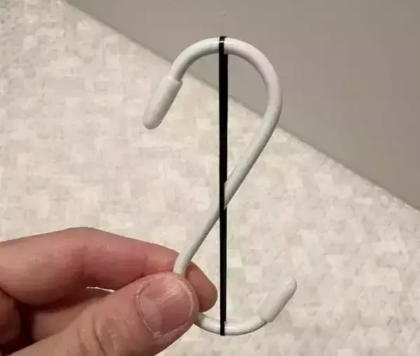 使うのは「100均のヘアゴム」だけ！　S字フックの落下を防ぐ『仕掛け』が目からウロコ