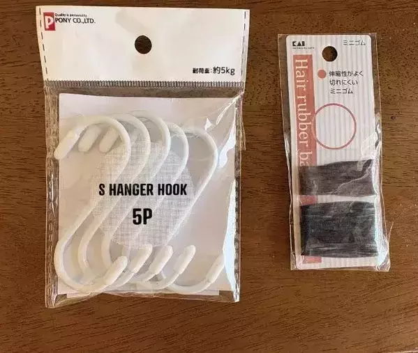 使うのは「100均のヘアゴム」だけ！　S字フックの落下を防ぐ『仕掛け』が目からウロコ